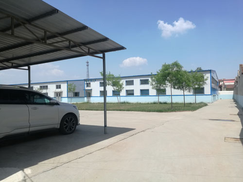 德州健之源地處魯西北平原，毗鄰黃河故道森林公園，生產(chǎn)條件環(huán)境優(yōu)越，擁有現(xiàn)代化的廠房，標(biāo)準(zhǔn)化的生產(chǎn)車間，公司擁有三證：SC食品生產(chǎn)許可證、GMP證、食品出口生產(chǎn)企業(yè)證書(shū)，生產(chǎn)過(guò)程中采用ISO22000管理體系進(jìn)行科學(xué)管理，并擁有近十年的生產(chǎn)加工經(jīng)驗(yàn)，產(chǎn)品口感、湯色、功效等各項(xiàng)指標(biāo)均能達(dá)到客戶滿意，生產(chǎn)采用全自動(dòng)帶線帶牌袋泡茶包裝機(jī)生產(chǎn)線，有全套的粉碎和超微粉碎、分篩、烘干、滅菌、制粒、制袋等設(shè)備，科學(xué)的生產(chǎn)工藝和嚴(yán)格規(guī)范的滅菌殺毒技術(shù)。