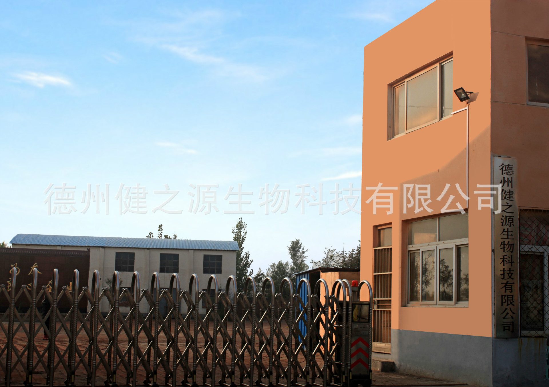 德州健之源生物科技有限公司是一家專業(yè)生產(chǎn)營養(yǎng)素補(bǔ)充劑、SC營養(yǎng)食品公司，業(yè)務(wù)范圍包括固體飲料、壓片糖果、代用茶、沖劑以及各種膳食養(yǎng)生健康食品的生產(chǎn)代工、OEM、 ODM等。公司占地五十余畝，廠區(qū)建筑面積4000余m2，內(nèi)設(shè)生產(chǎn)車間、質(zhì)量控制室、產(chǎn)品檢測中心、陰涼倉庫、辦公用房及輔助用房。生產(chǎn)車間總面積1000余m2，其中保健食品GMP 凈化車間600m2，裸藻片代加工 裸藻復(fù)合壓片糖果OEM  食品片劑貼牌委托生產(chǎn)廠家 一般生產(chǎn)區(qū)400m2；倉儲(chǔ)總面積（原輔料倉庫、成品倉庫、包材倉庫等）2500m2，物料分區(qū)分庫存放；檢測分析室（包括理化分析室、微生物檢驗(yàn)室、留樣觀察室等）總面積300m2。辦公用房200m2。流水生產(chǎn)線承接粉劑，片劑，袋泡茶，顆粒劑 等劑型的成品、半成品代加工。  公司成立專項(xiàng)實(shí)驗(yàn)室，引進(jìn)山東中醫(yī)藥大學(xué)的醫(yī)藥技術(shù)部部長等相關(guān)專業(yè)人員組建科研團(tuán)隊(duì)，在分子生物學(xué)、微 生物發(fā)酵、藥食同源、新資源食品研究等方面實(shí)行研產(chǎn)一體化，針對(duì)不同方向的營養(yǎng)課題進(jìn)行探討研究，并將科研成果轉(zhuǎn)化為生產(chǎn)力，為產(chǎn)業(yè)化生產(chǎn)提供技術(shù)支撐。